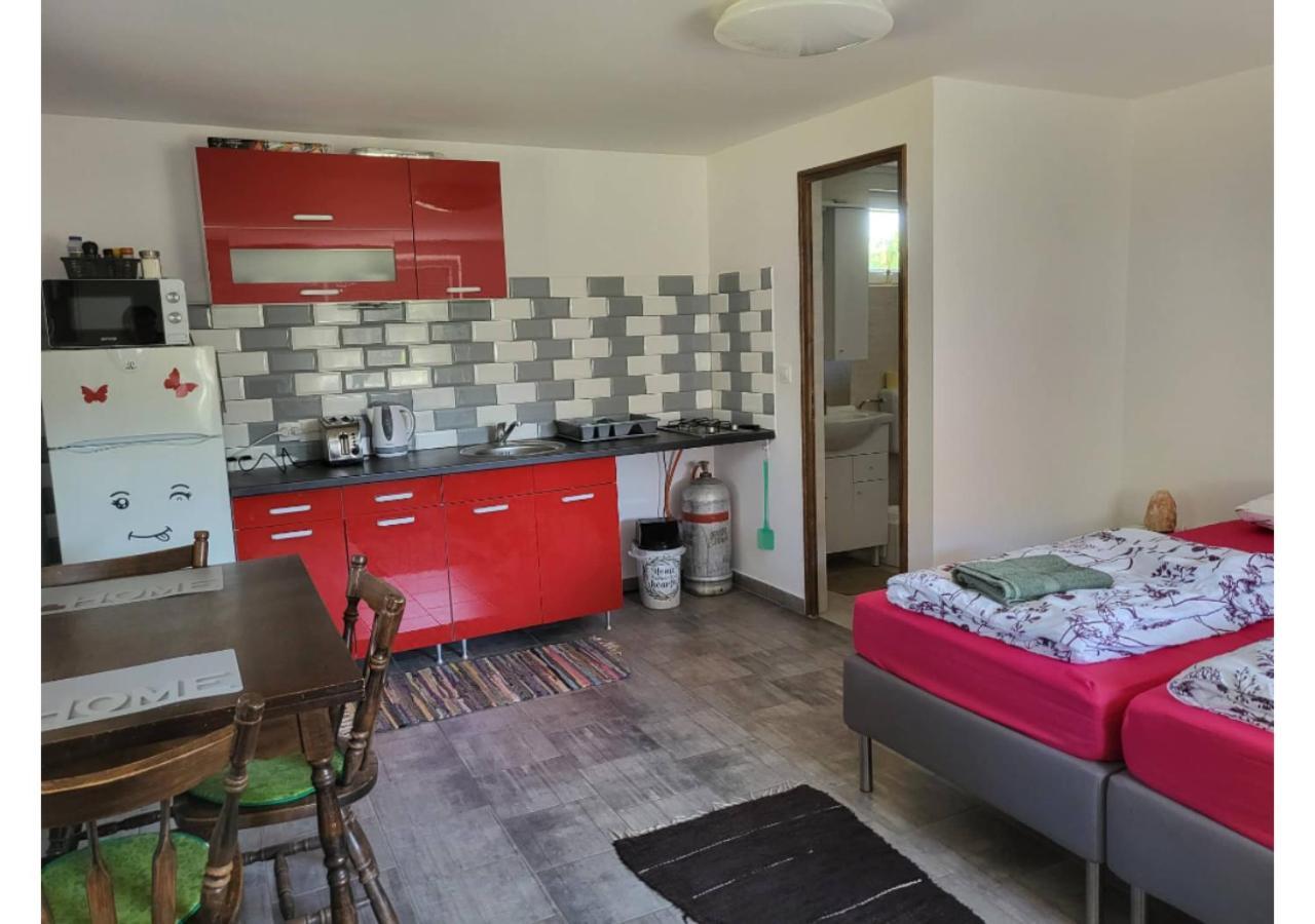 Forras Vendeghaz Apartment Тата Екстериор снимка