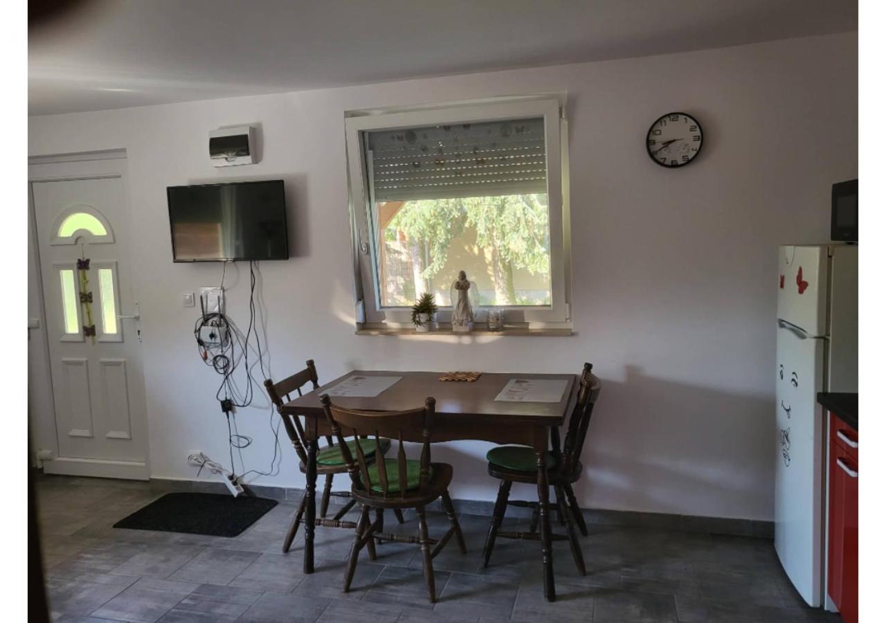 Forras Vendeghaz Apartment Тата Екстериор снимка